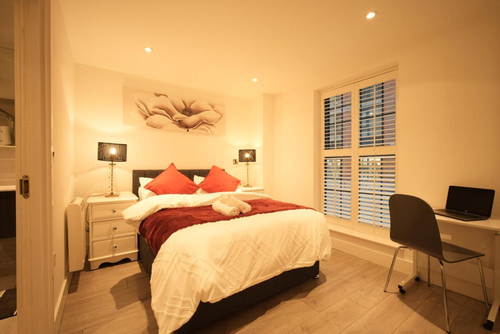Luxury Centre 3bedroom 5beds With Allocated Parking Apartment